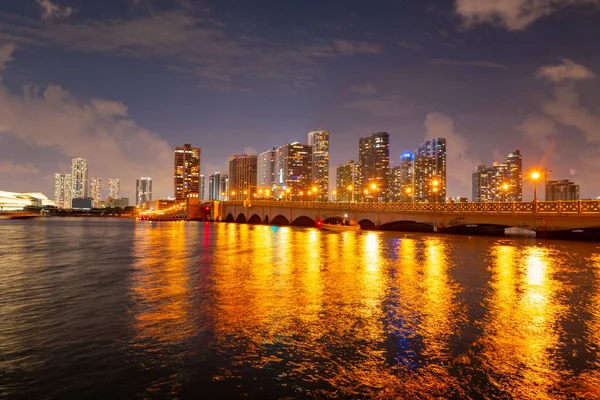 Miami város. Miami városkép alkonyatkor felhőkarcolókkal a tenger felett. Éjszaka a belvárosban.. — Stock Fotó