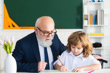 Öğretmenlik konsepti. Öğrenmeme yardım et. Öğrenci çocuk sınıfta öğreniyor. Öğretmenlik, eğitim, öğretmenlik. Öğrenci çocuk dersi..