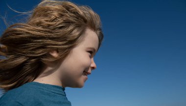 Mavi gökyüzüne fotokopi aletiyle bakan küçük şirin bir çocuğun portresini yakından çek. Çocukluk ve ebeveynlik kavramı.