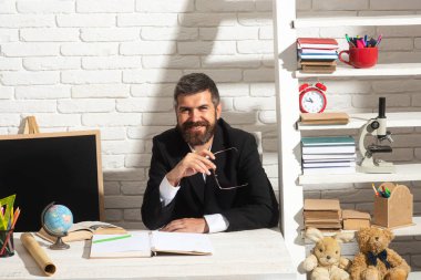 Anaokulundan ya da ilkokuldan erkek öğretmen portresi. Komik öğretmen..