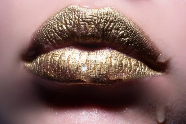 Gold lips. Woman wouth close up with golden color lipstick on lip. Glitter glossy lips biting. — Stock Photo, Image