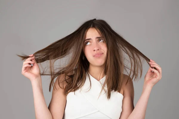 Smutna kobieta z problemem wypadania włosów martwi się utratą włosów. — Zdjęcie stockowe
