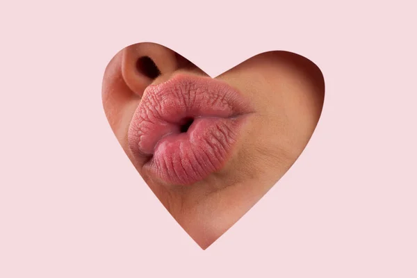 Baiser Valentin sur les lèvres. Lèvres de beauté avec espace de copie en forme de coeur. Saint Valentin. Bel amour. — Photo