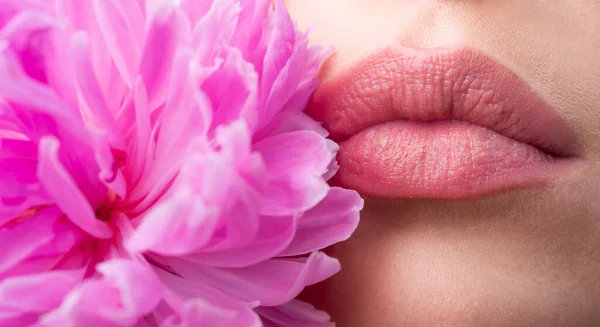 Mooie lippen van dichtbij. Een deel van het gezicht, jonge vrouw sluit dikke lippen met naakte lippenstift. Natuurlijke lippenstift op grote lippen. — Stockfoto