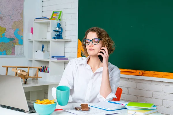 Retrato de una joven profesora o estudiante caucásica con teléfono móvil. Profesor alegre en la lección. Enseñanza. — Foto de Stock