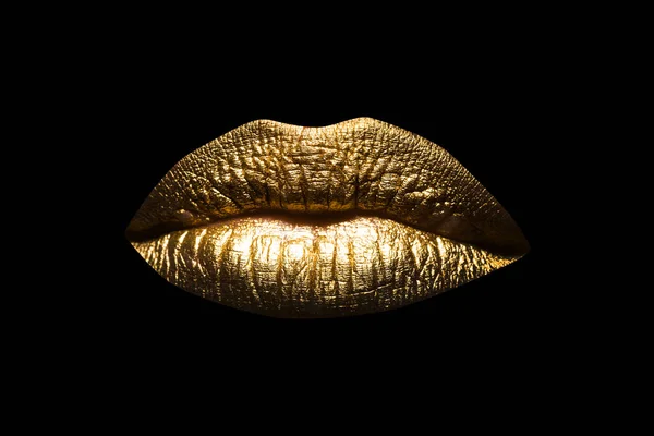 Primo piano sexy belle labbra dorate femminili isolate. Rossetto d'oro. Labbra d'oro. Vernice dorata dalle labbra. labbra d'oro su bella modella ragazze bocca. — Foto Stock