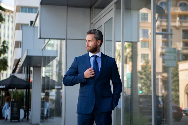 Responsable dans un centre d'affaires. Homme d'affaires prospère à l'extérieur. — Photo