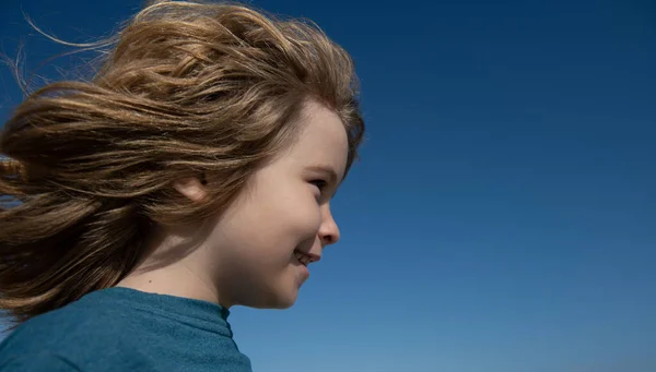 Feche o retrato de uma criança bonita olhando para o céu azul com espaço de cópia. Conceito de infância e paternidade. — Fotografia de Stock