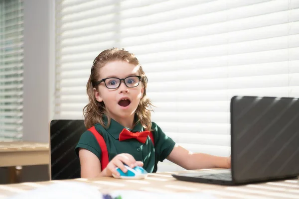 Onderwijs en afstandsonderwijs voor kinderen, thuisonderwijs. School kind kijken online onderwijs klasse op het internet thuis. — Stockfoto
