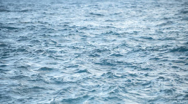 Dalgalı su birikintisi olan deniz suyu. Okyanus dalgaları deseni. — Stok fotoğraf