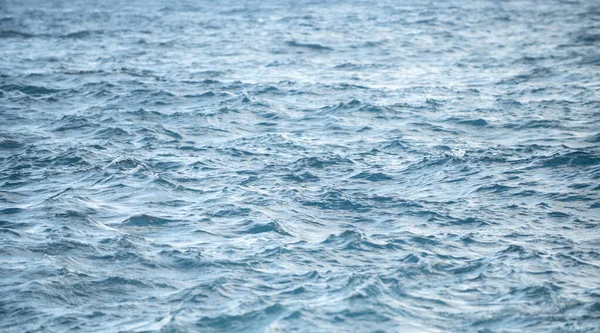 Agua de mar en fondo de detalle de agua ondulada. Patrón de olas océano. — Foto de Stock