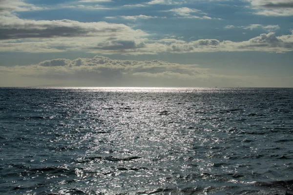 Abstract zee natuur achtergrond. Watergolven in zonlicht met kopieerruimte. Tropisch strand. Een drinkplaats. Aqua zeewateroppervlak. — Stockfoto