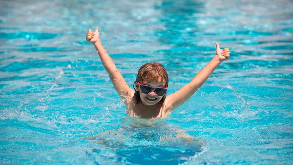 在游泳池里的孩子孩子在外面玩暑假和健康生活方式概念. — 图库照片