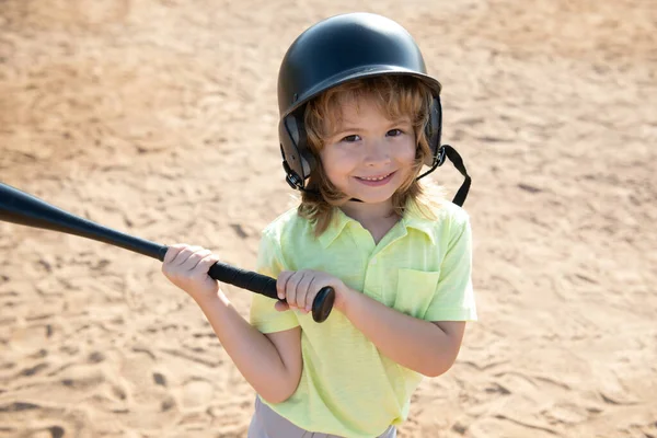 Dzieciak trzyma kij bejsbolowy. Piłkarskie dziecko rzucające młodzieżowym baseballem. — Zdjęcie stockowe