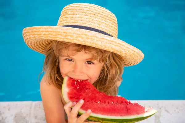 Niño con sandía en piscina. Los niños comen frutas de verano al aire libre. Niños sanos. — Foto de Stock