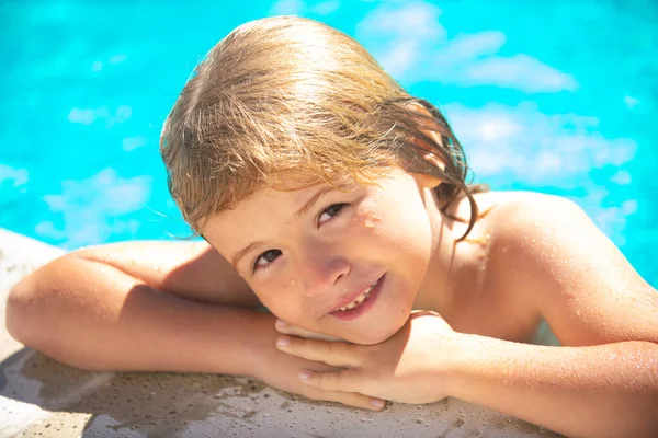 Retrato de criança na piscina. Conceito férias de verão. — Fotografia de Stock