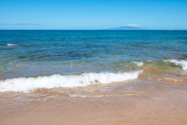 Plaj geçmişi. Kumlu sahilde sakin, güzel bir okyanus dalgası. Tropikal deniz manzarası.