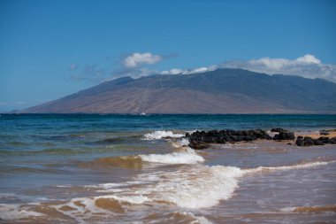 Hawaii plajı. Güneşli gökyüzü olan tropik plajdan deniz manzarası. Hawaii adasının yaz cenneti plajı. Tropikal sahil. Bulutlu egzotik yaz plajı. Okyanus sakin ve rahat.
