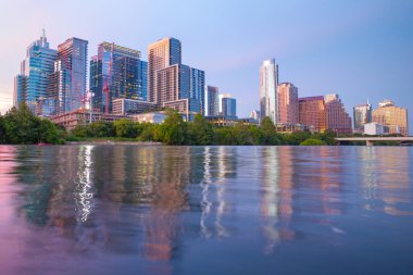 İnanılmaz dramatik Austin Texas Günbatımı Ayna Şehri Yansıması Colorado Nehri 'ne yansıyan renkli bulut.
