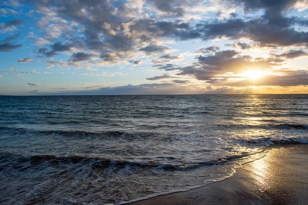 Uitzicht op zee, natuur achtergrond. Azuur strand met helder oceaanwater op zonnige dag. — Stockfoto