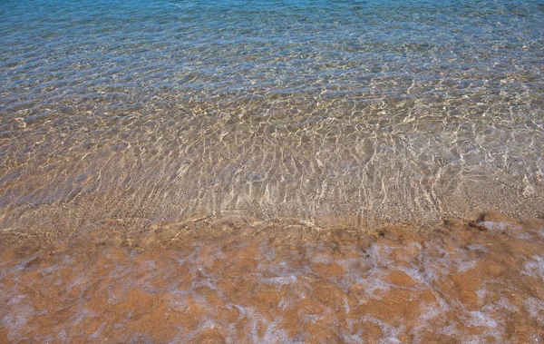 Tropisch strand met zeezand op zomervakantie. — Stockfoto