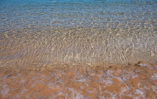 Spiaggia tropicale con sabbia marina in vacanza estiva. — Foto Stock