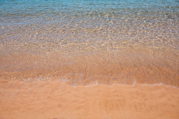 Tropikalna plaża z piaskiem morskim na wakacjach. — Zdjęcie stockowe