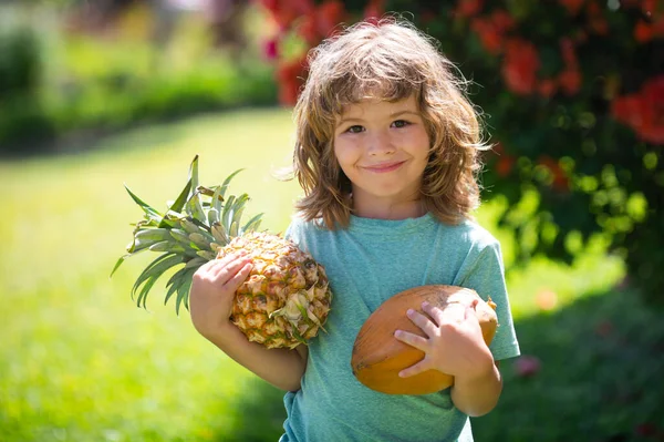 Niño con piña y coco. Niño con fruta tropical. Vacaciones exóticas. Fruta para niños. Vacaciones de verano para niños. — Foto de Stock