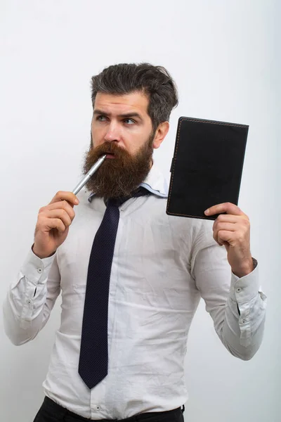 Retrato con espacio de copia de hombre barbudo serio sosteniendo copybook y con pluma con expresión reflexiva sobre fondo blanco. —  Fotos de Stock