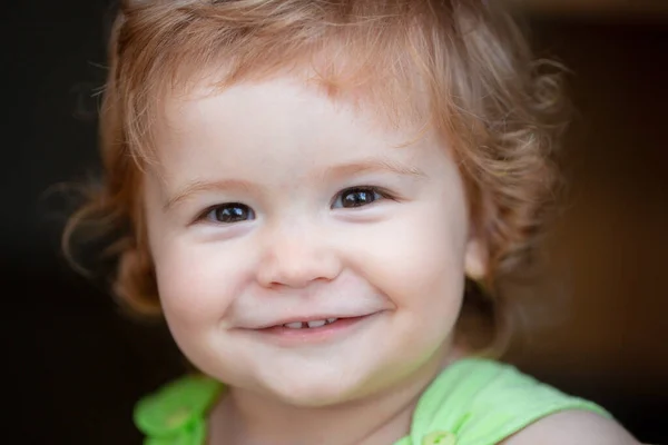 Glimlachend kind, schattige glimlach. Kids baby macro portret, close-up hoofd van schattig kind. — Stockfoto