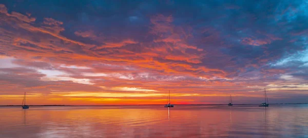 Spiaggia mare con cielo tramonto sfondo astratto. Copia lo spazio delle vacanze estive e il concetto di viaggio. — Foto Stock