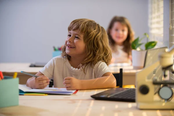 Niños en la escuela. Niño y niña en la escuela sonriendo. — Foto de Stock