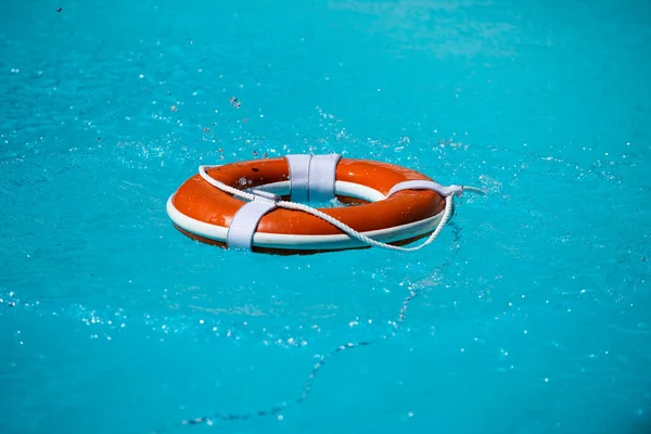 Bóia da vida no mar ou na piscina. — Fotografia de Stock