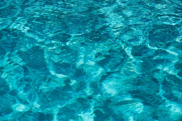 Ripple Agua en piscina con reflejo solar. Fondo de agua ondulada. — Foto de Stock