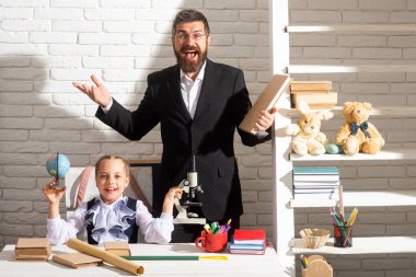 Okul dersinde çok heyecanlı bir öğretmen ve hayrete düşmüş bir kız öğrenci. Babalar ve kızları öğreniyor. Küçük bir öğrenci okulu. Babamla ödev yapıyorduk. Baba kız ödevlerinizi bitirin, iyi eğlenceler..