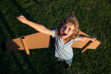 Heyecanlı çocuk lider ve kazanan, başarı başlar. Heyecanlı çocuk parkta oyuncak jet kanatlı süper kahramanla oynuyor. Çocuk uçmayı hayal ediyor. Tasasız çocuk dışarıda oynuyor..