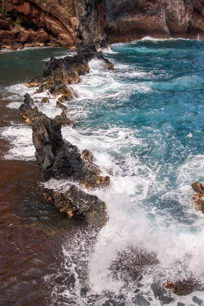 Tengerpart kövekkel, óceáni tengerpart. Tengeri hullámok a sziklák felett a vad kavicsos parton. Trópusi tengeri pihenés. — Stock Fotó