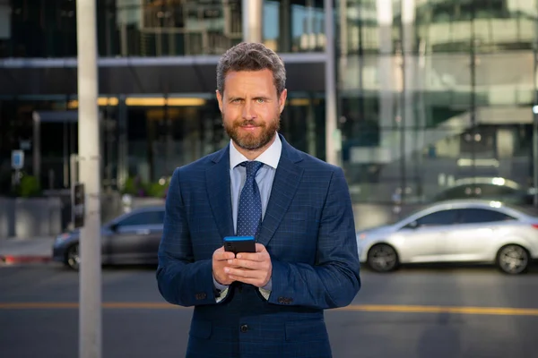 Geschäftsmann mit Smartphone. Geschäftsmann telefoniert. — Stockfoto