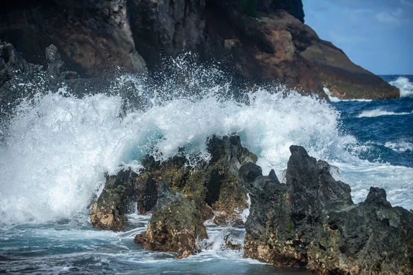 Praia de pedra do mar, ondas do mar. Fundo azul colorido do mar. O conceito de férias de verão e viagens. Água do mar límpida, grandes pedras na praia. — Fotografia de Stock