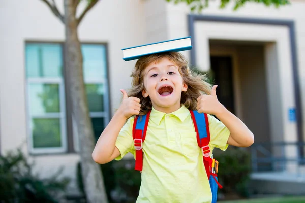 Konzept der Kindererziehung und des Lesens. Nette Kinder in der Nähe der Schule im Freien. Erster Schultag. — Stockfoto