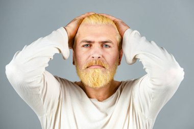 Sakallı, uzun sakallı ve bıyıklı sarışın adam. Renkli saçlı sakallı adamın portresi. Saç boyası.