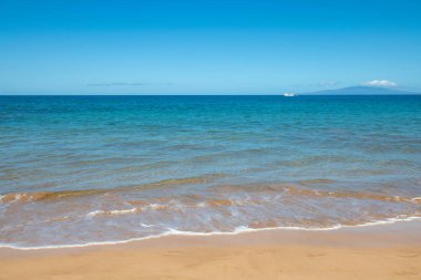 Yaz tatilinde deniz kumu olan tropik bir sahil..