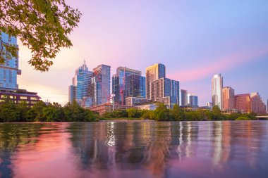 Austin Teksas 'ın günbatımı açık gökyüzü boyunca yaz akşamı şehir merkezindeki gökyüzü boyunca güneş....