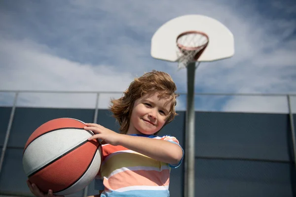 Basketbol oynayan küçük çocuk.. — Stok fotoğraf