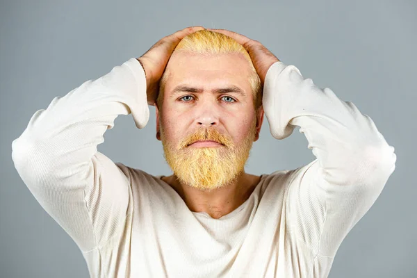 Vousatý blonďák s dlouhým vousem a knírem. Portrét vousatého muže s barevnými vlasy. Barvení vlasů. — Stock fotografie
