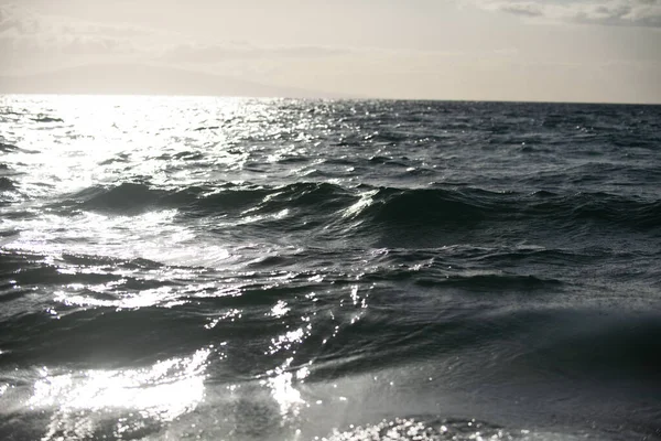 Lugn havsvattenytstruktur med stänk och vågor. Abstrakt natur bakgrund. Bakgrund av aqua ocean vatten yta. — Stockfoto