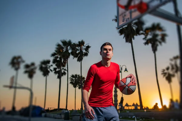 Basketbolcu, Venice Beach 'te bir sahada basketbol antrenmanı yapıyor.. — Stok fotoğraf