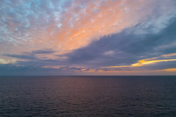 Sunset at the sea. Sunrise at beach. Colorful ocean beach sunrise, maldives. — Stock Photo, Image