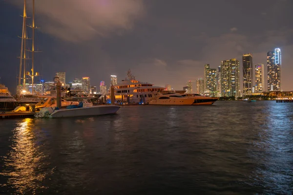 Miami city. Skyline von Miami in der Abenddämmerung mit Wolkenkratzern über dem Meer. Nachts in der Innenstadt. — Stockfoto