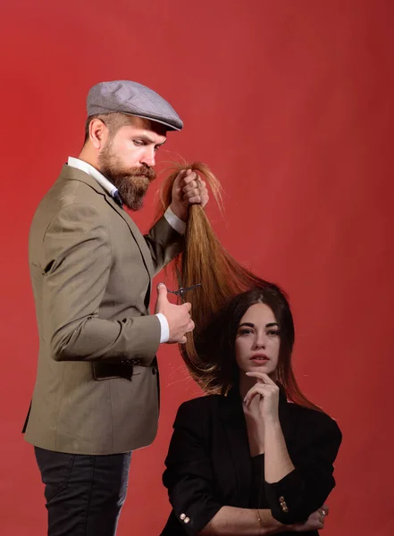 Cabeleireiro de moda fazendo estilo de cabelo moda, corte de cabelo moderno. Mulher de cabelo comprido no estúdio de beleza. Barbeiro corte de cabelo com tesoura. — Fotografia de Stock